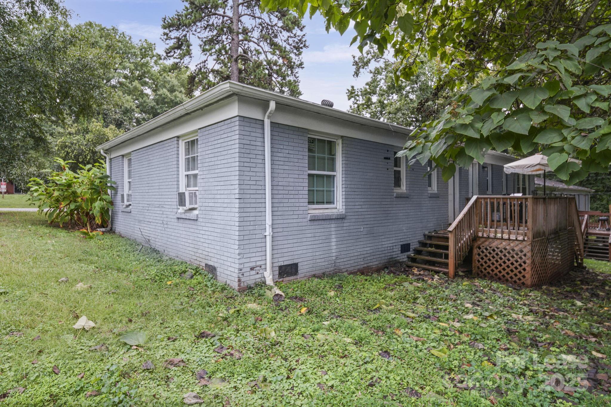 2621 Druid Hls Way, Unit 4 Charlotte, NC 28206 - Photo 6 of 35 a front view of a house with garden