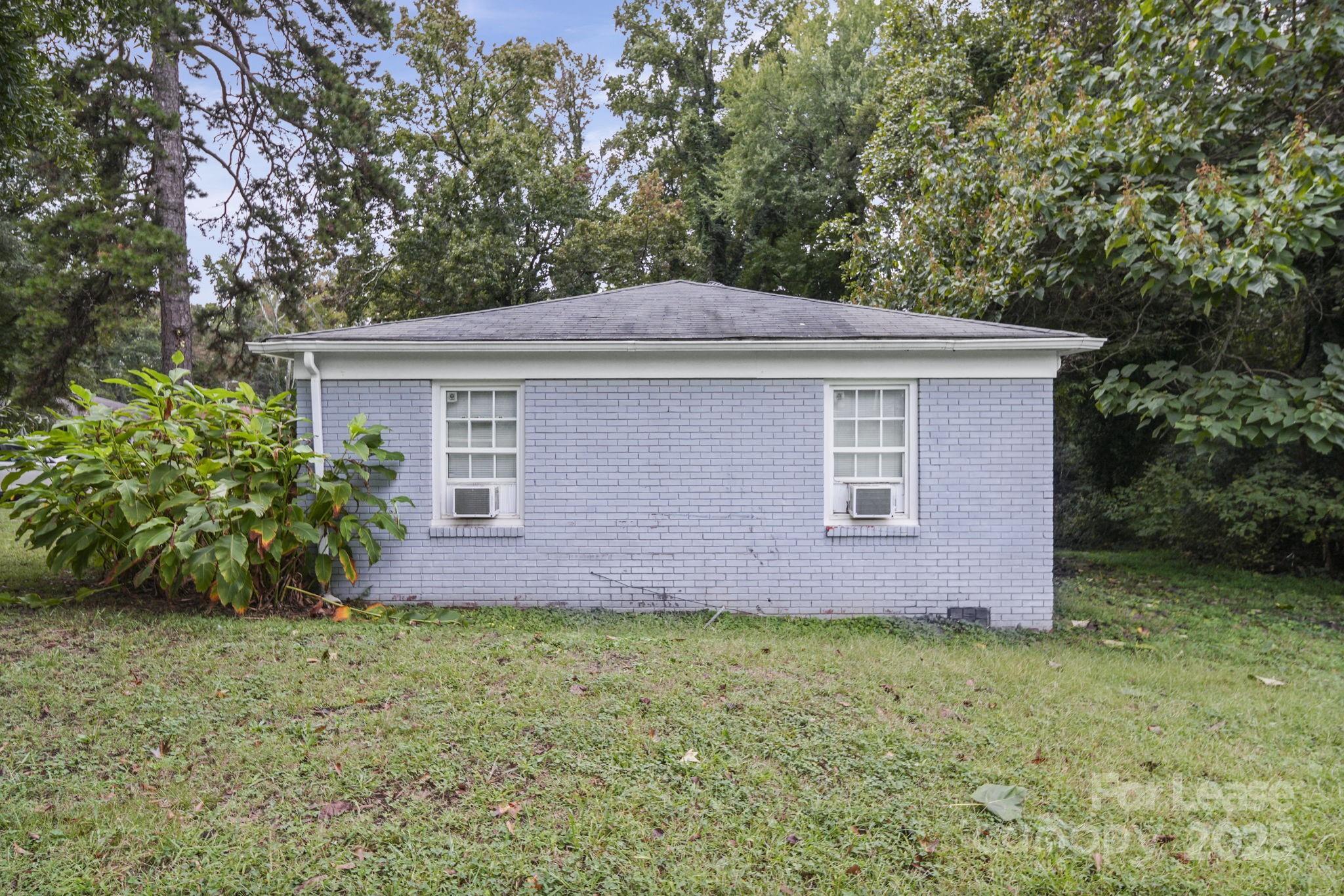 2621 Druid Hls Way, Unit 4 Charlotte, NC 28206 - Photo 7 of 35 a front view of house with yard and trees