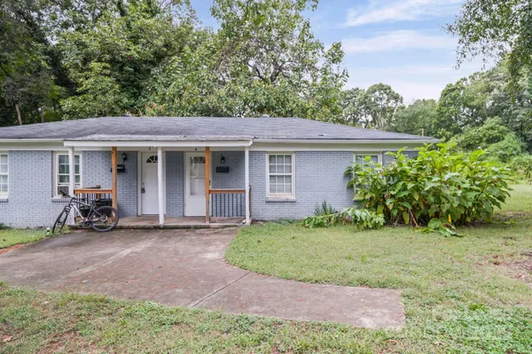a view of a house with backyard
