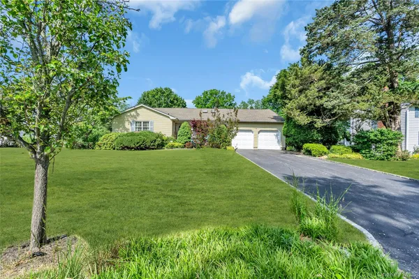 $949,000 | 34 Aberdeen Road, Smithtown, NY 11787