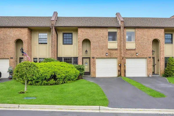$865,000 | 162 Southgate Circle, Massapequa Park, NY 11762