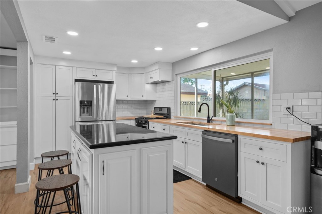 2258 North Arrowhead Avenue Rialto, CA 92377 - Photo 5 of 26