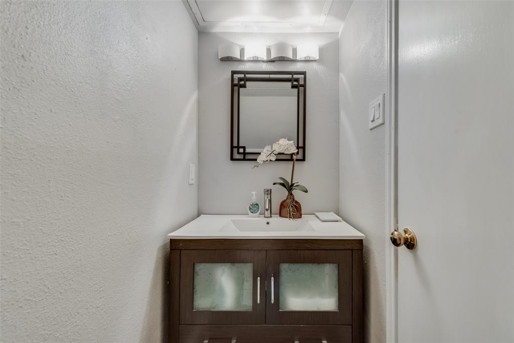 2652 Entrada Boulevard Irving, TX 75038 - Photo 9 of 28 a bathroom with a sink and a mirror