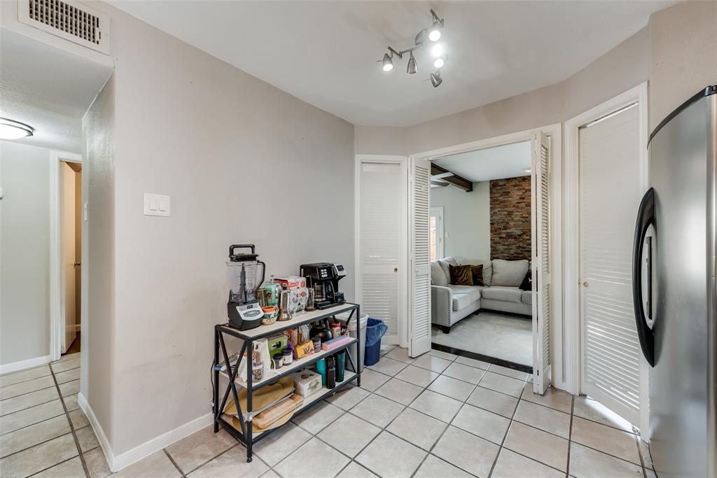 2652 Entrada Boulevard Irving, TX 75038 - Photo 10 of 28 a living room with furniture