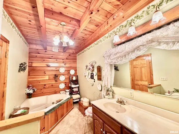 $235,000 | 9596 Fox Hunters Road, Benton, IL 62812