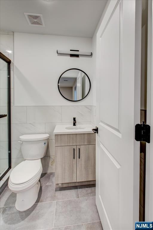 581 Bergen Street Newark, NJ 07108 - Photo 27 of 30 a bathroom with a toilet a sink and mirror