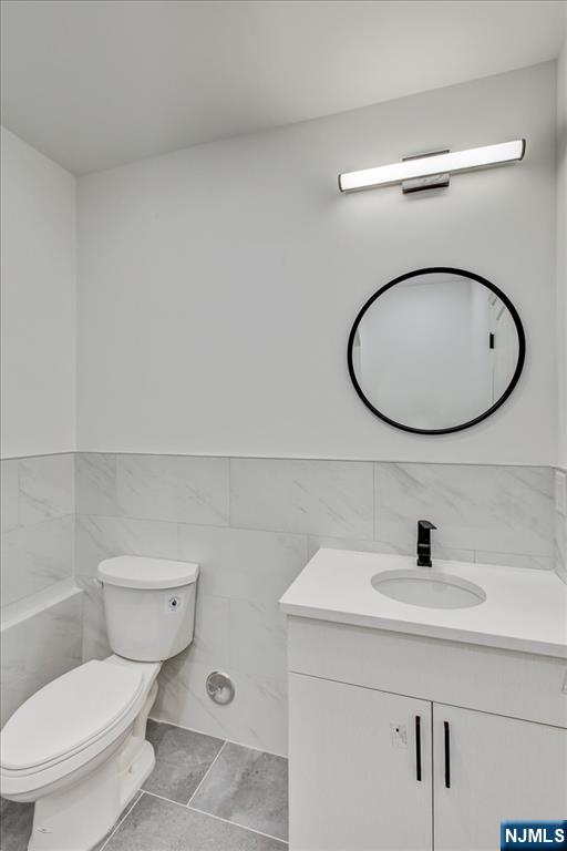 581 Bergen Street Newark, NJ 07108 - Photo 29 of 30 a bathroom with a toilet a sink and mirror