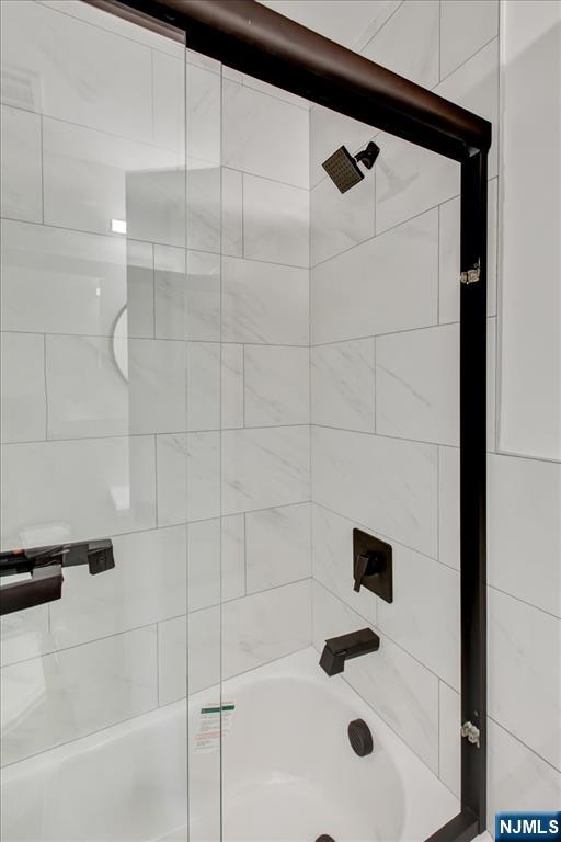 581 Bergen Street Newark, NJ 07108 - Photo 30 of 30 a bathroom with a bathtub