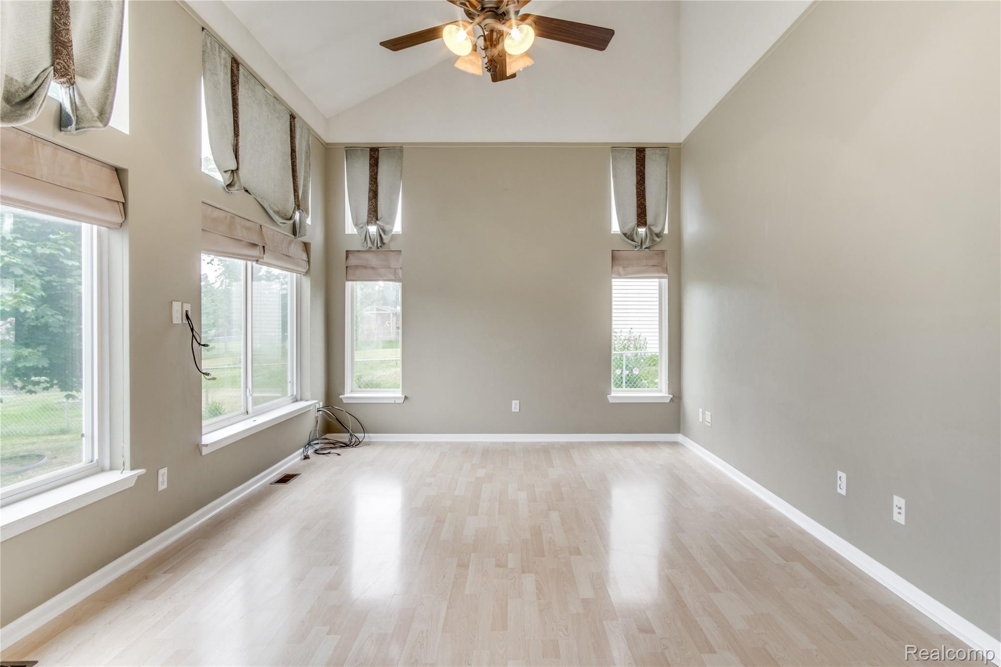 728 Ridgecrest Street Fenton, MI 48430 - Photo 4 of 25 Interiors (25 of 32).jpg