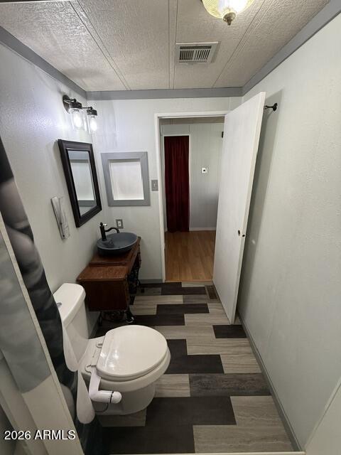 205 South Higley Road, Unit 81 Mesa, AZ 85206 - Photo 4 of 6 04-Guest Bathroom