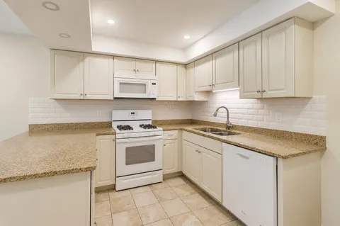 $3,250 | 370 Park Avenue, Unit E, Highland Park, IL 60035