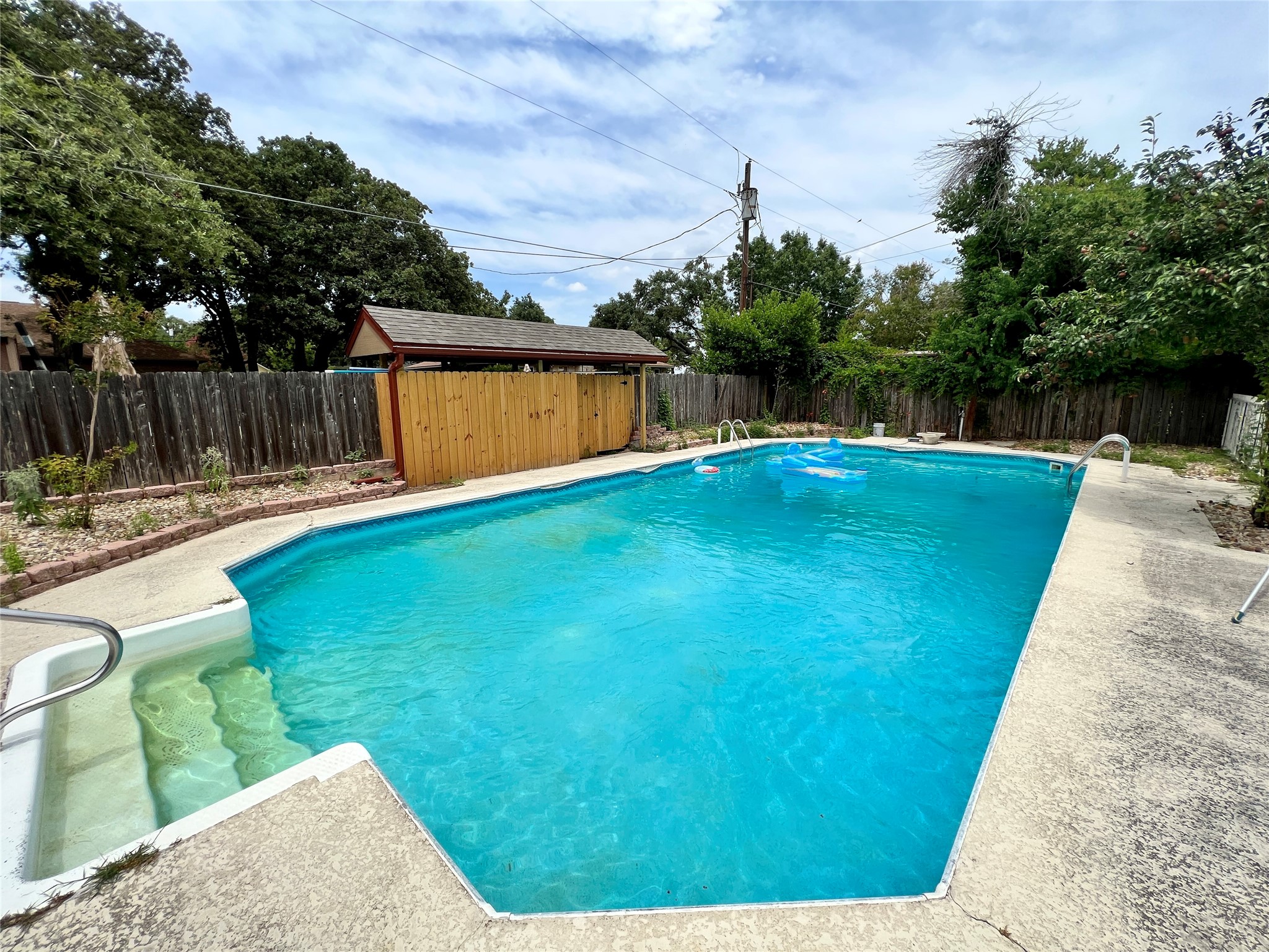 1602 Yokley Road Rockdale, TX 76567 - Photo 33 of 40 a view of a backyard with a small pool