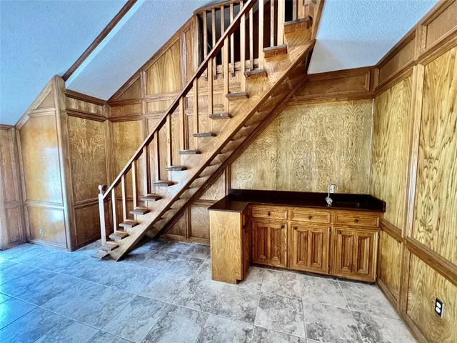 a view of a lake with houses in back