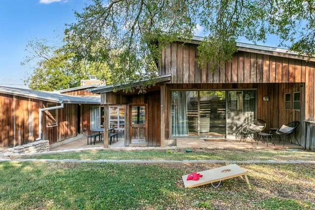 a view of a backyard