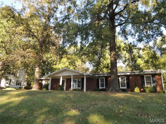 $298,800 | 5 Spring Hill Drive, Greenville, IL 62246