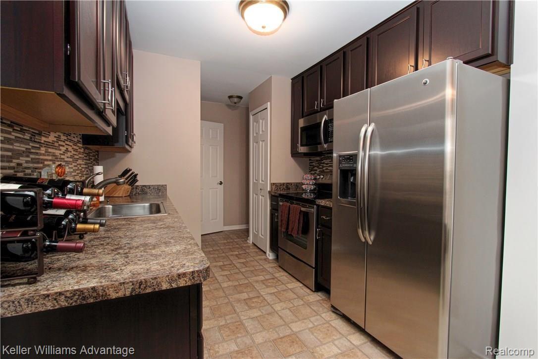 22108 Edgewater Novi, MI 48375 - Photo 8 of 16 IMG_2811.JPG