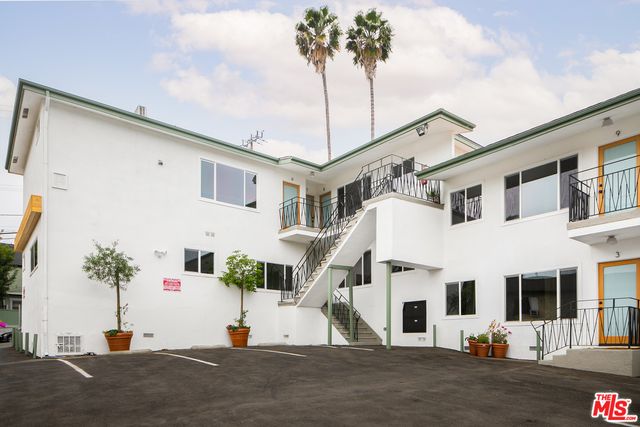 a white building that has a lots of windows