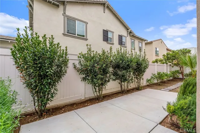 a view of a pathway with house on both side