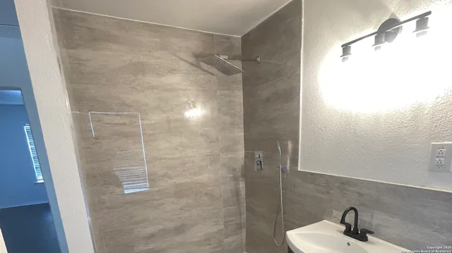 $1,350 | 630 South Guenther Avenue, Unit 4, New Braunfels, TX 78130