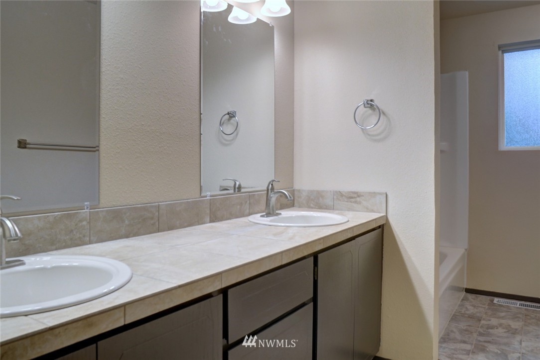 2214 172nd Place Southeast Bothell, WA 98012 - Photo 5 of 9 Gallery Image 5