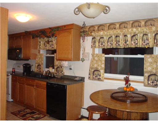 206 Vineyard Road Warwick, RI 02889 - Photo 4 of 20 Kitchen.