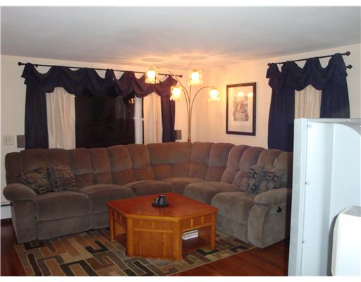 206 Vineyard Road Warwick, RI 02889 - Photo 8 of 20 Living Room.