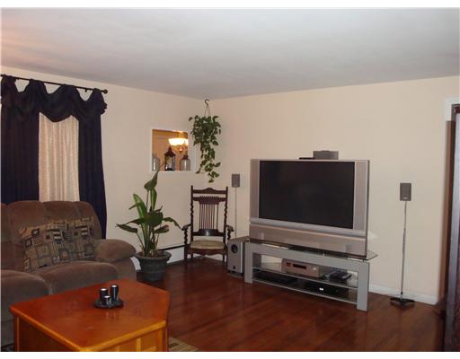 206 Vineyard Road Warwick, RI 02889 - Photo 9 of 20 Living Room.