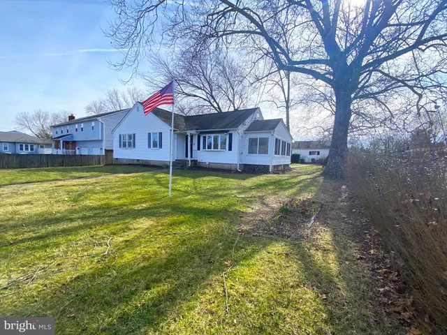 a large pool is sitting in the middle of a house