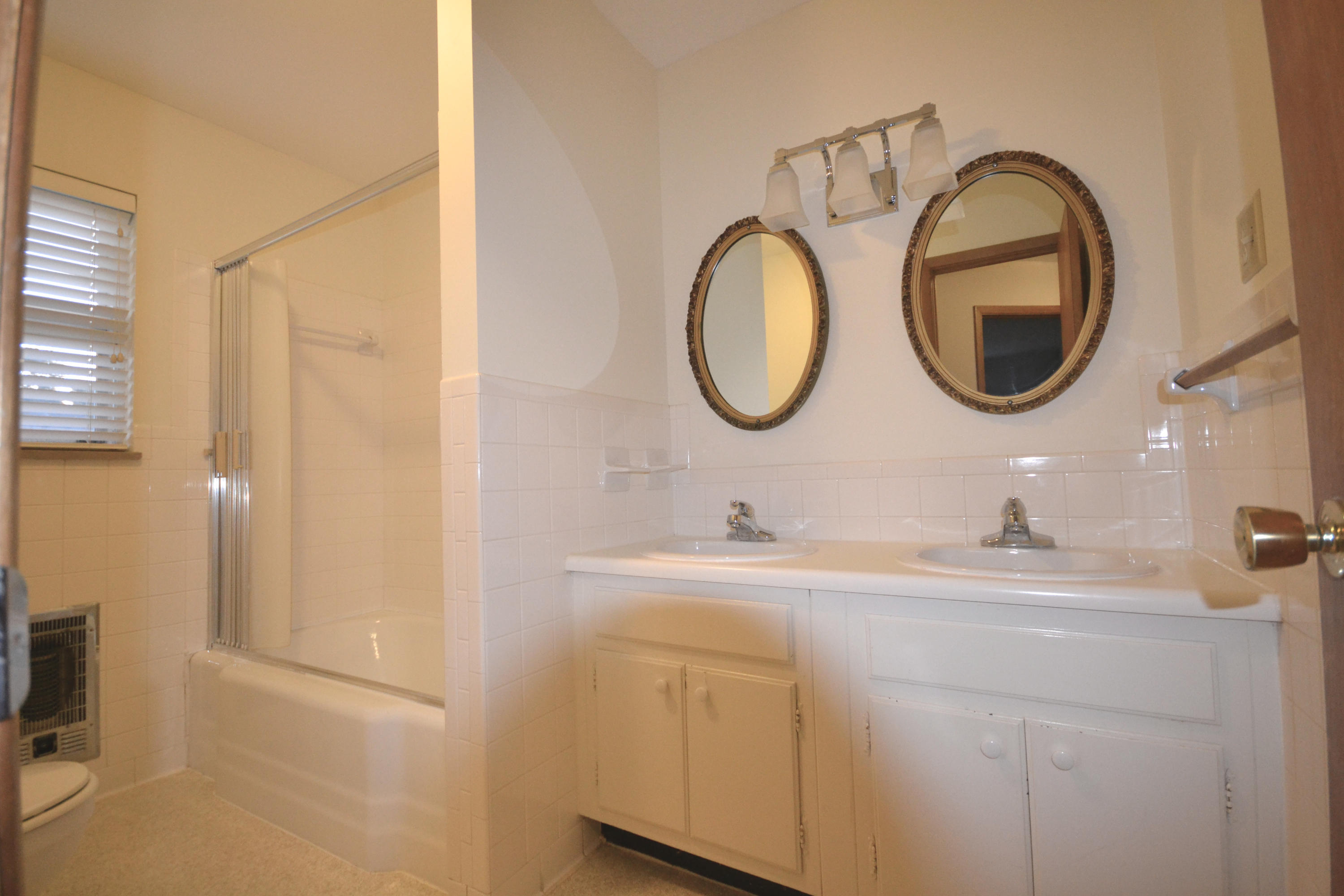 3734 Cherrylog Road Knoxville, TN 37921 - Photo 13 of 25 Full hall bath