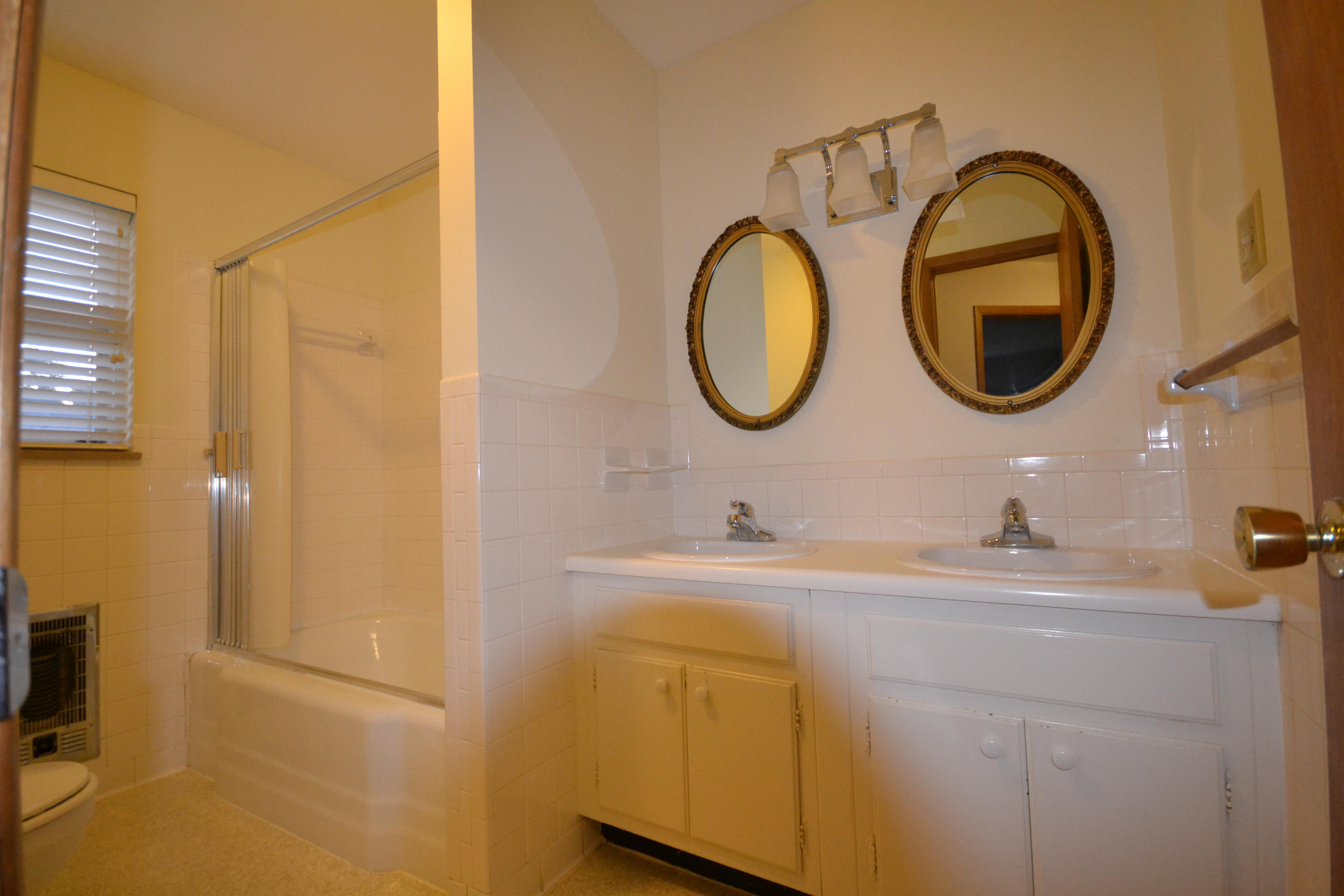 3734 Cherrylog Road Knoxville, TN 37921 - Photo 10 of 25 Full Bathroom