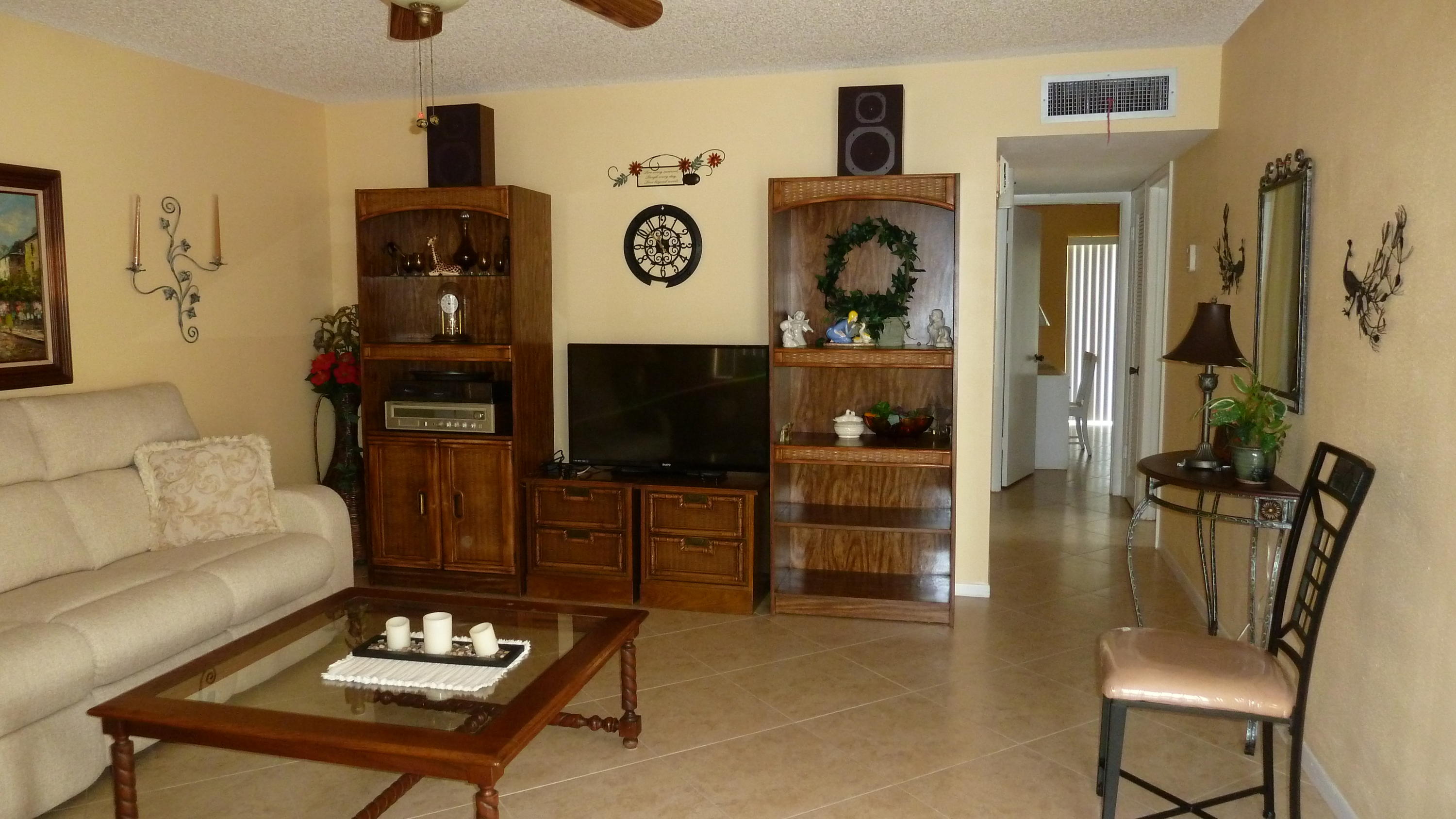 710 Normandy Lane Delray Beach, FL 33484 - Photo 3 of 25 Living room