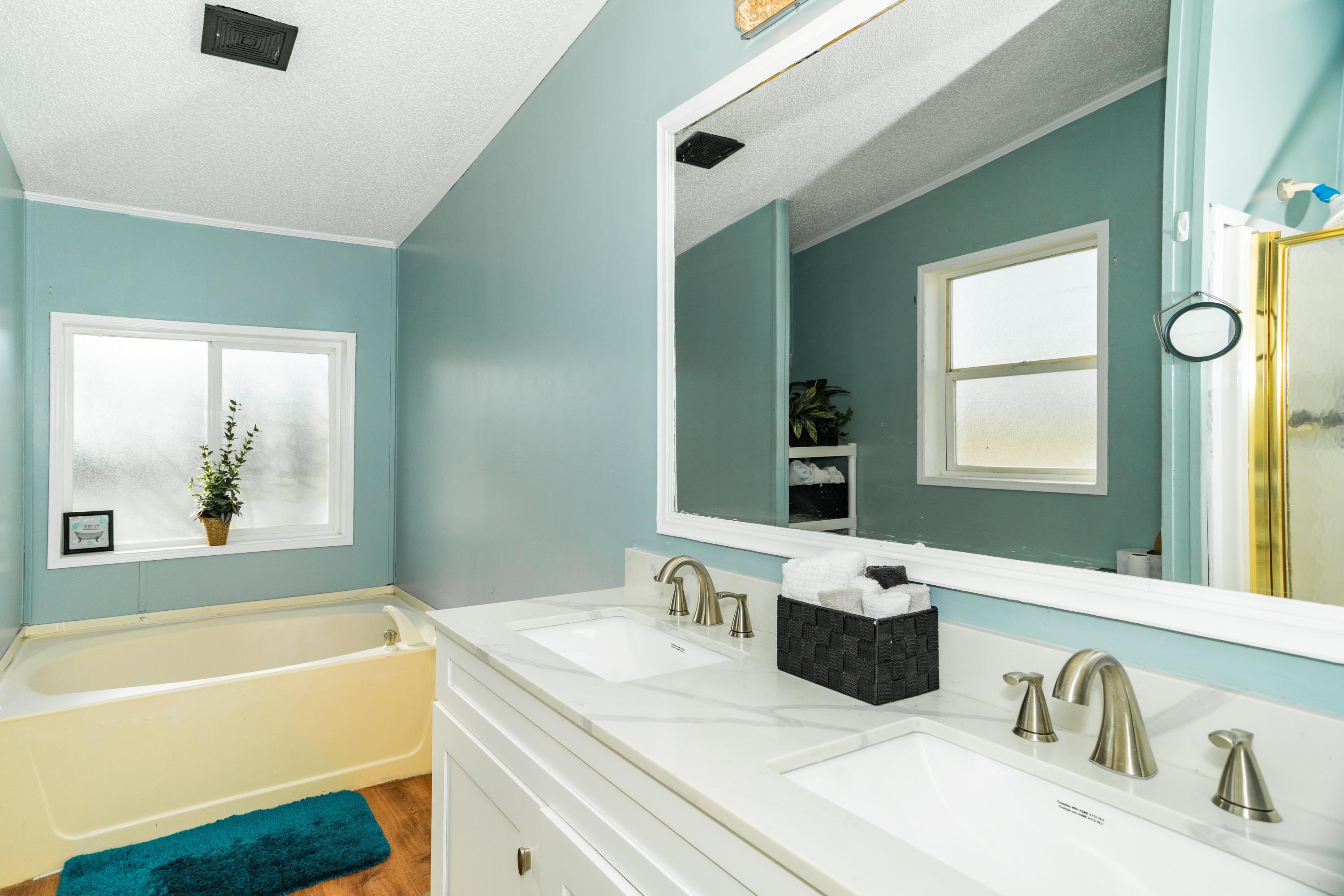 424 32 Road, Unit 265 Clifton, CO 81520 - Photo 9 of 21 a bathroom with a tub a sink and mirror