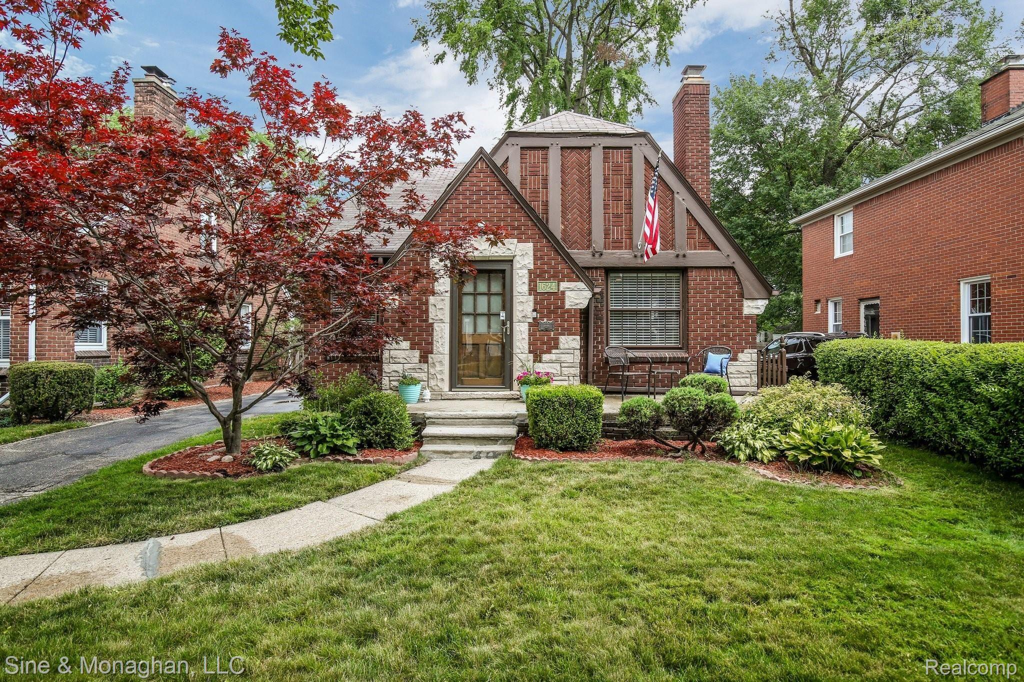 1624 Roslyn Road Grosse Pointe, MI 48236 - Photo 1 of 31 1624+Roslyn+Rd+Grosse+Pointe+Woods-0-web.jpg