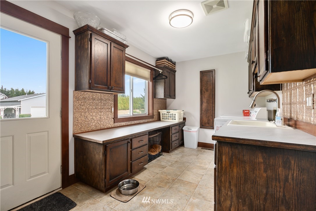 810 East Wiser Lake Road Lynden, WA 98264 - Photo 19 of 40 a spacious bathroom with a sink double vanity and a mirror
