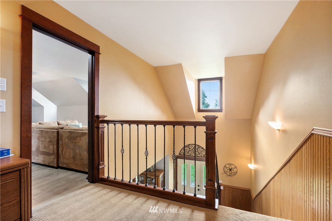810 East Wiser Lake Road Lynden, WA 98264 - Photo 28 of 40 a view of a hallway with interior of the house