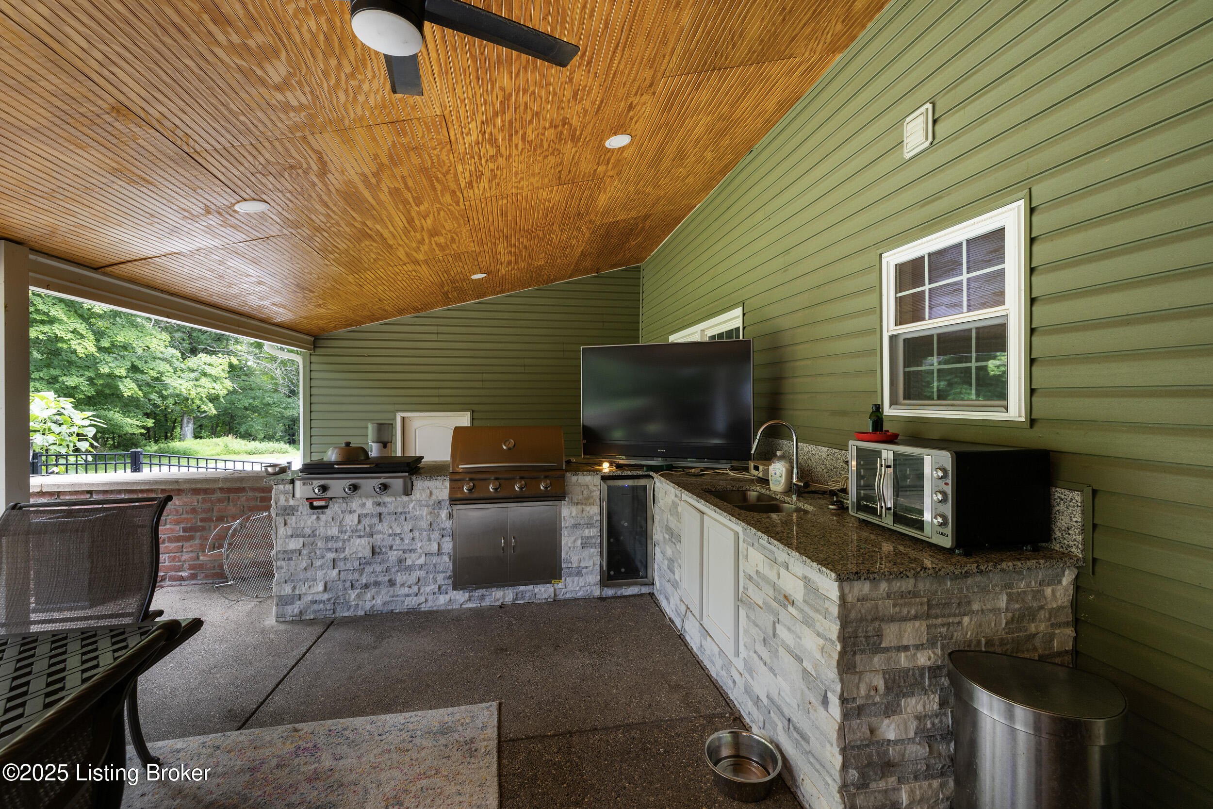 3800 Old Routt Road Louisville, KY 40299 - Photo 30 of 79 Relax and Entertain in this Patio