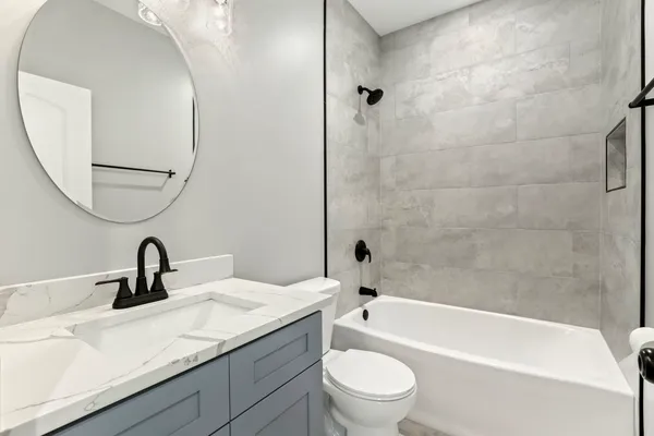 $2,600 | 4605 South Langley Avenue, Unit 2, Chicago, IL 60653