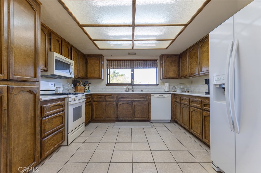 16058 Venango Road Apple Valley, CA 92307 - Photo 3 of 57