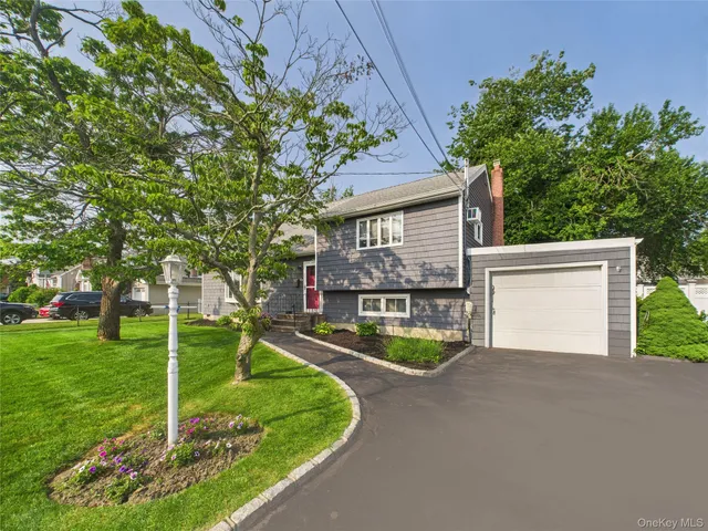 $600,000 | 554 South 8th Street, Lindenhurst, NY 11757