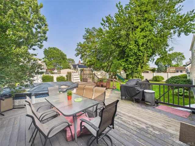 $600,000 | 554 South 8th Street, Lindenhurst, NY 11757