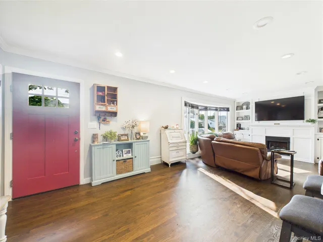 $600,000 | 554 South 8th Street, Lindenhurst, NY 11757