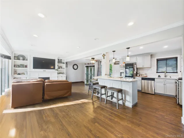 $600,000 | 554 South 8th Street, Lindenhurst, NY 11757