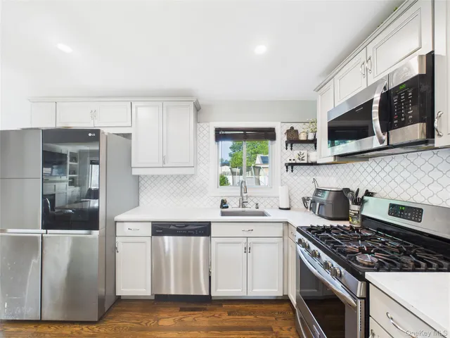 $600,000 | 554 South 8th Street, Lindenhurst, NY 11757