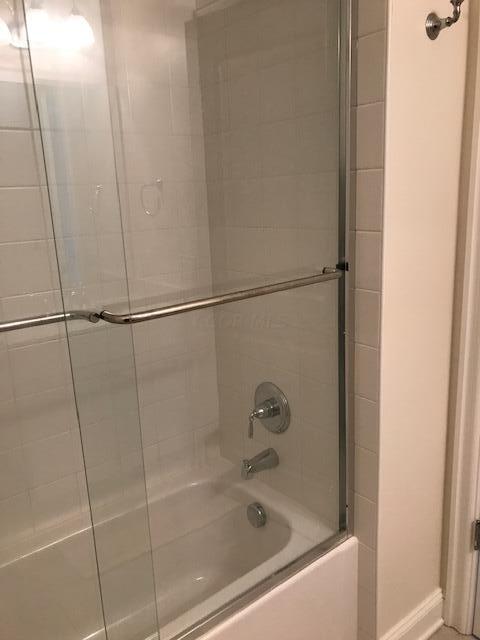 250 West Spring Street, Unit 914 Columbus, OH 43215 - Photo 11 of 19 2nd bedrm shower tub