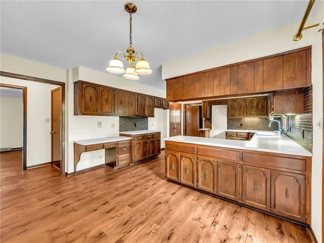 $464,000 | 907 North Forest Lane, Liberty, MO 64068