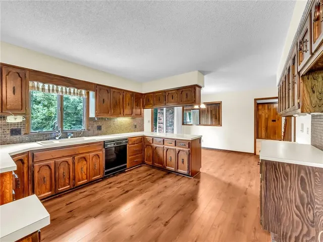 $464,000 | 907 North Forest Lane, Liberty, MO 64068