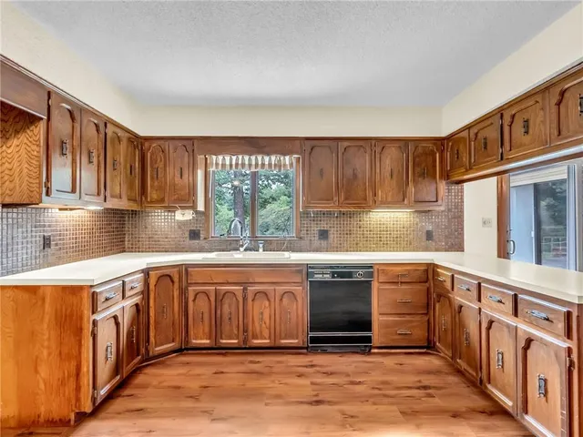 $464,000 | 907 North Forest Lane, Liberty, MO 64068