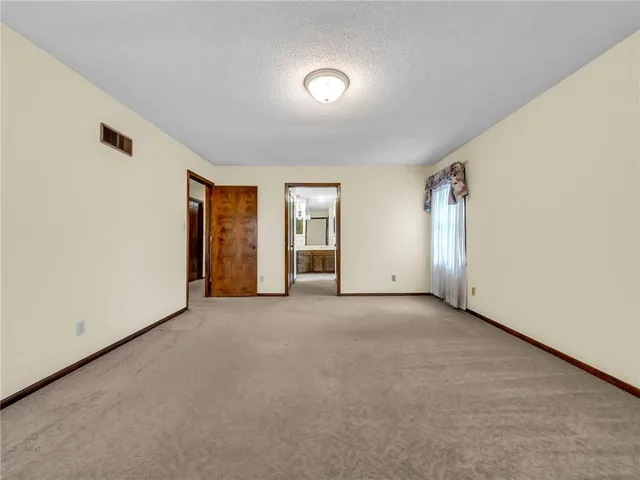 $424,900 | 907 North Forest Lane, Liberty, MO 64068