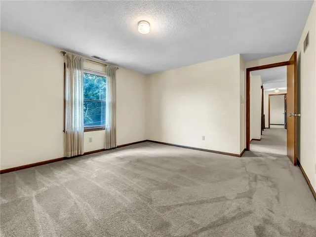 $464,000 | 907 North Forest Lane, Liberty, MO 64068