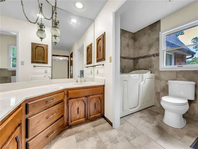 $464,000 | 907 North Forest Lane, Liberty, MO 64068